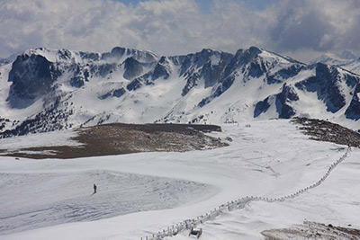 Steen skiing solo