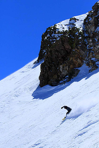 Carving a turn at Mammoth